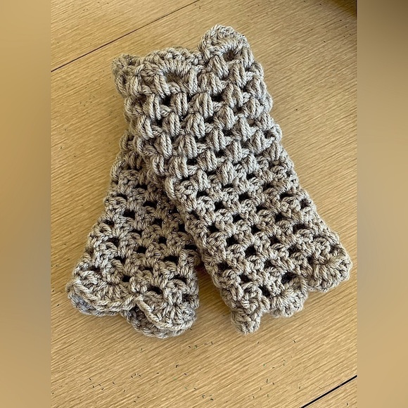 “ICE CASTLES” CROCHETED FINGERLESS GLOVES AND EAR WARMER SET - Picture 3 of 9